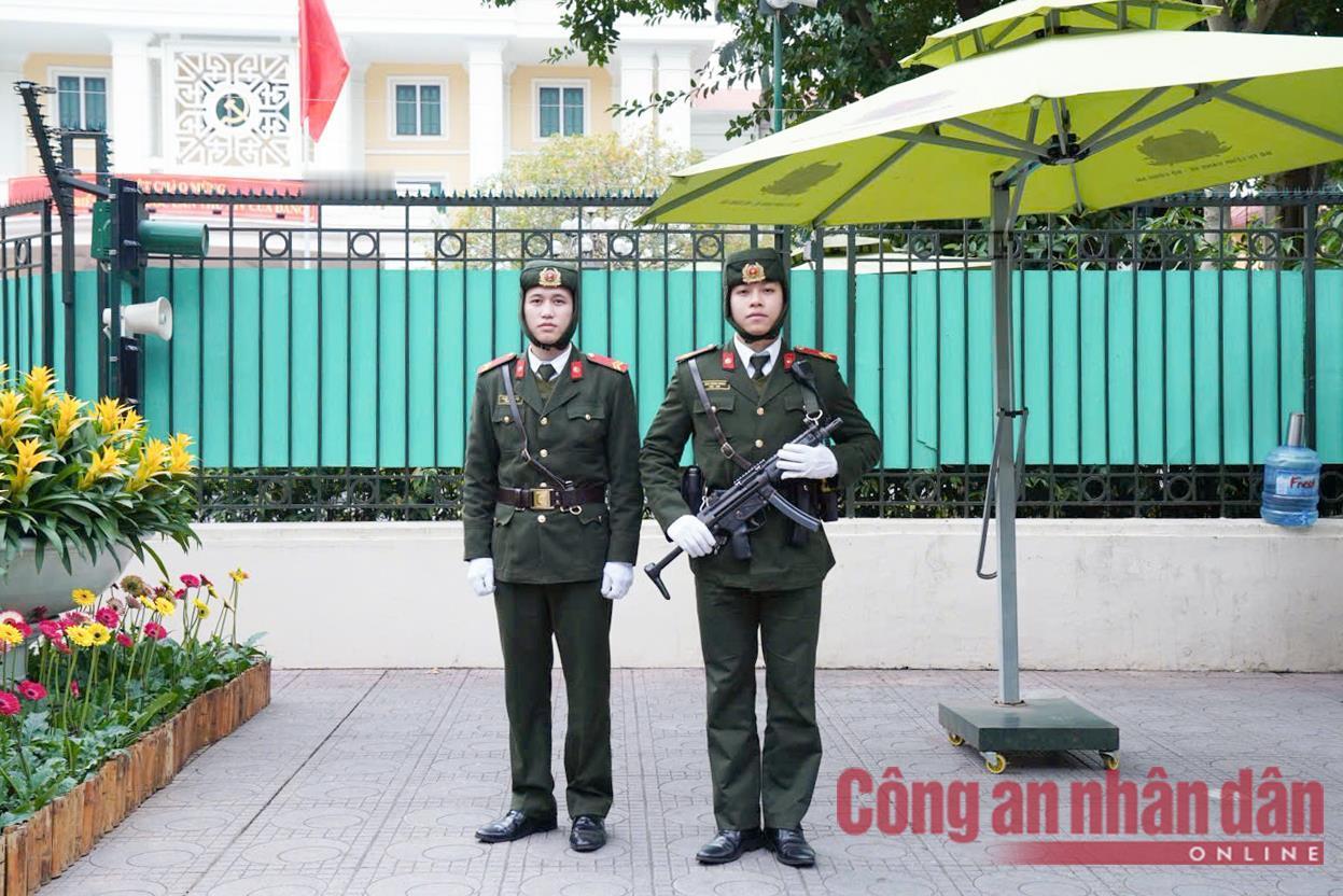 土耳其生产的mp5a3冲锋枪，穿着冬季棉服保卫越南14大警卫队部署力量保护越南