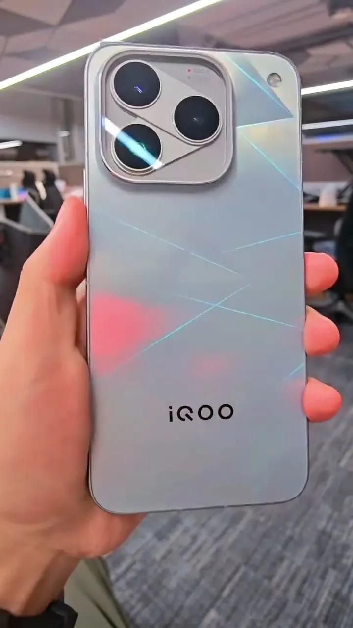 iQOO16真机？全新设计，方形Deco，摄像头模组外围有方形边包裹，闪光灯在