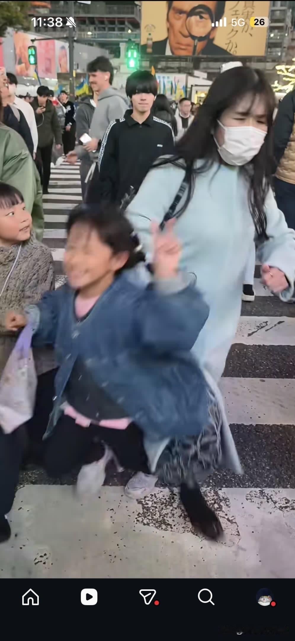 从昨天开始，一段关于一位台湾省小女孩在日本被一位恶妇人撞击的视频风靡华人社交圈。