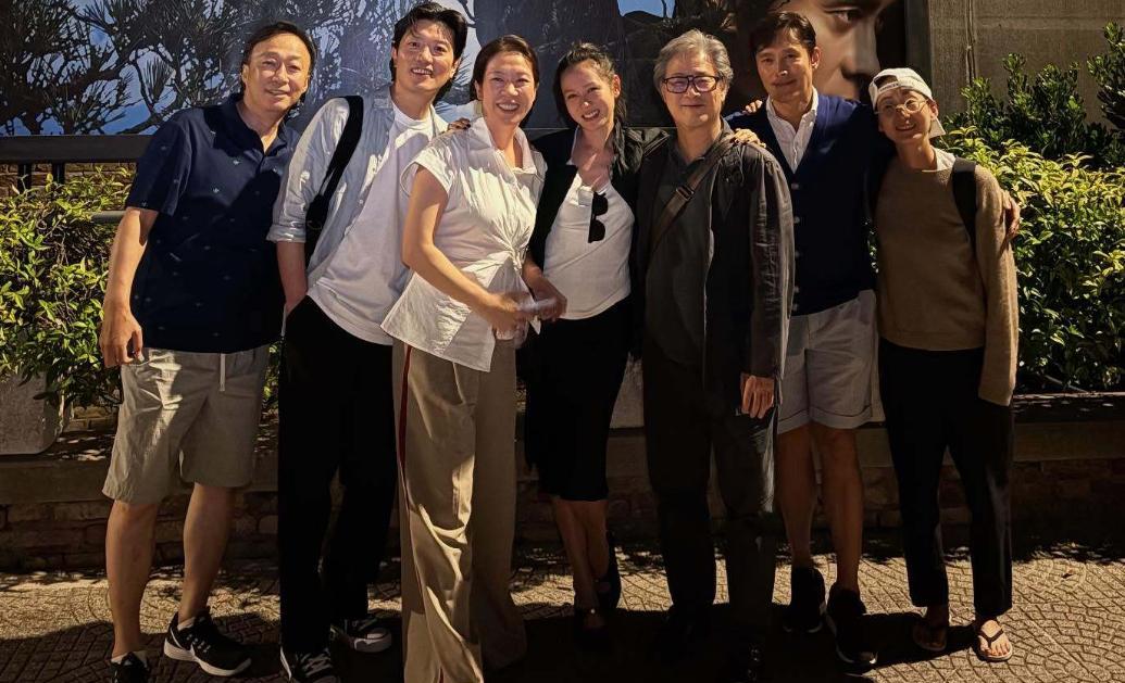 孙艺珍晒照，分享她和新电影主创们在威尼斯的回忆