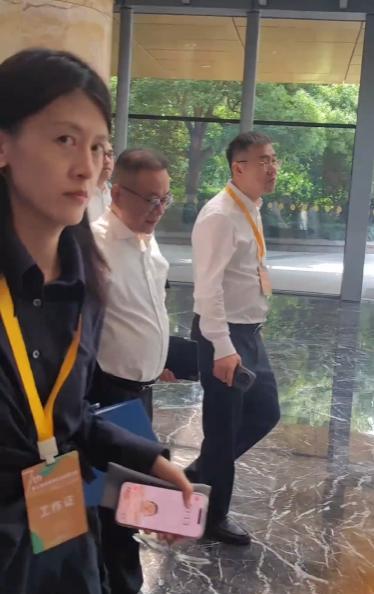刘强东都还没表态，这个女工作人员却先不乐意了，路人偶遇刘强东后想打招呼，结果却被