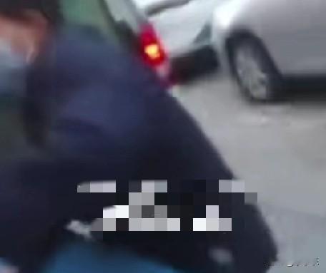 近日，北京，派出所接到一居民求助电话，称楼上七旬的老人凌晨4点一直在敲地板，现在