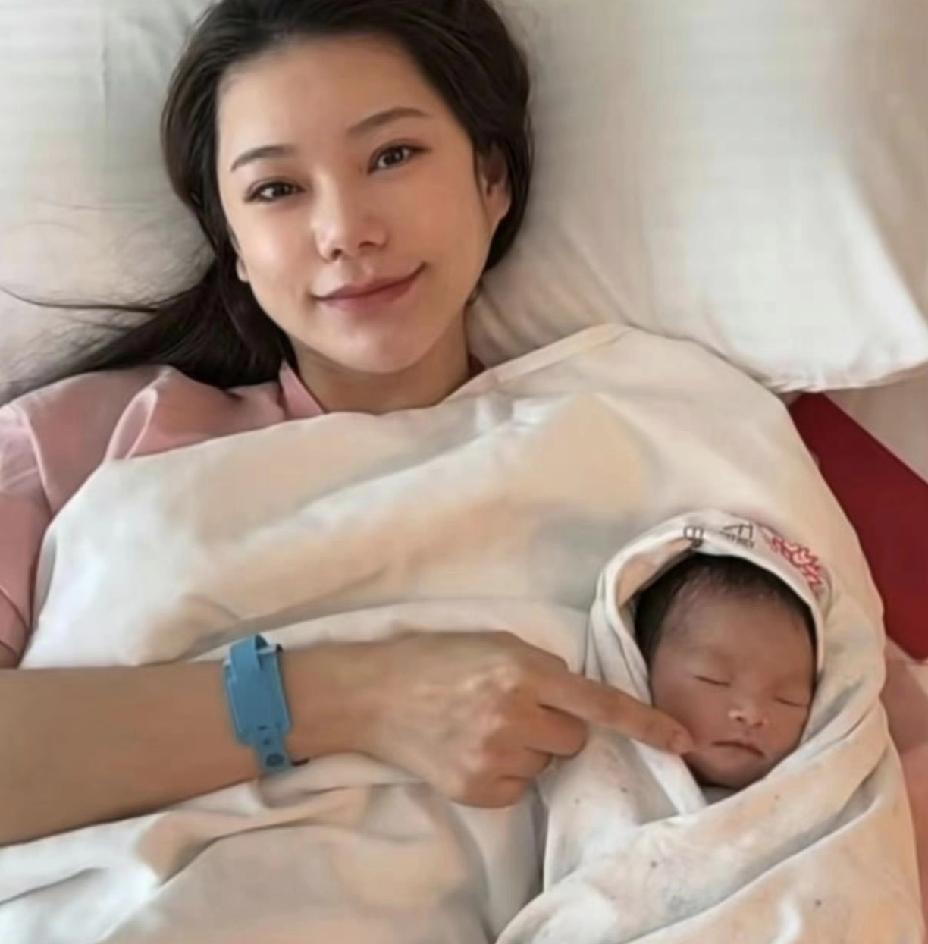 汪小菲小儿子太可爱了吧！2月24日下午，张兰在家族群发消息报喜，原来汪小菲老婆马