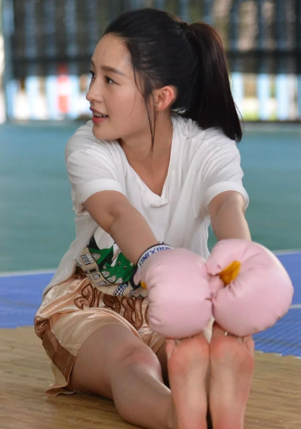 看李沁这脚丫子，就是健健康康的那一种美，想不到她平时还喜欢健身，难怪一直以来身材