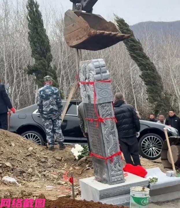 辽宁辽阳有富裕家庭的人离世，此刻家里亲人在逝者的墓地忙碌，见得这里不仅墓碑大气，