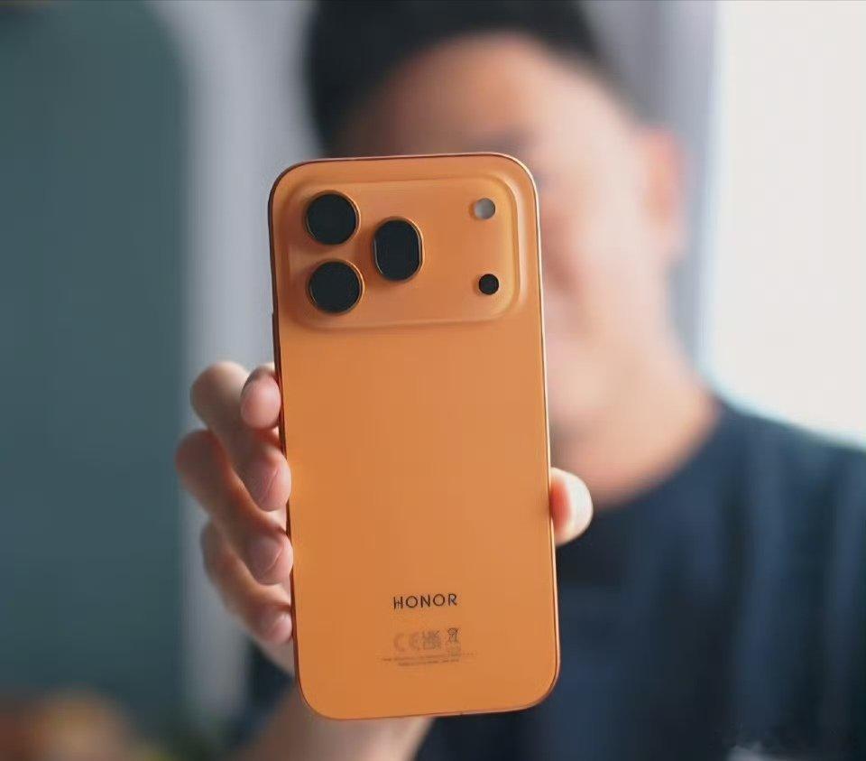 荣耀600系列这中小尺寸机身也要把电池9000mAh超大电池容量了，外观采用超