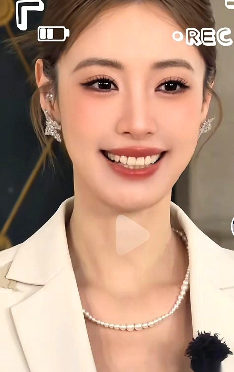 上海那个环球美食争霸赛，请了司雯嘉去当评委。她一坐下，旁边全是正儿八经的美食专