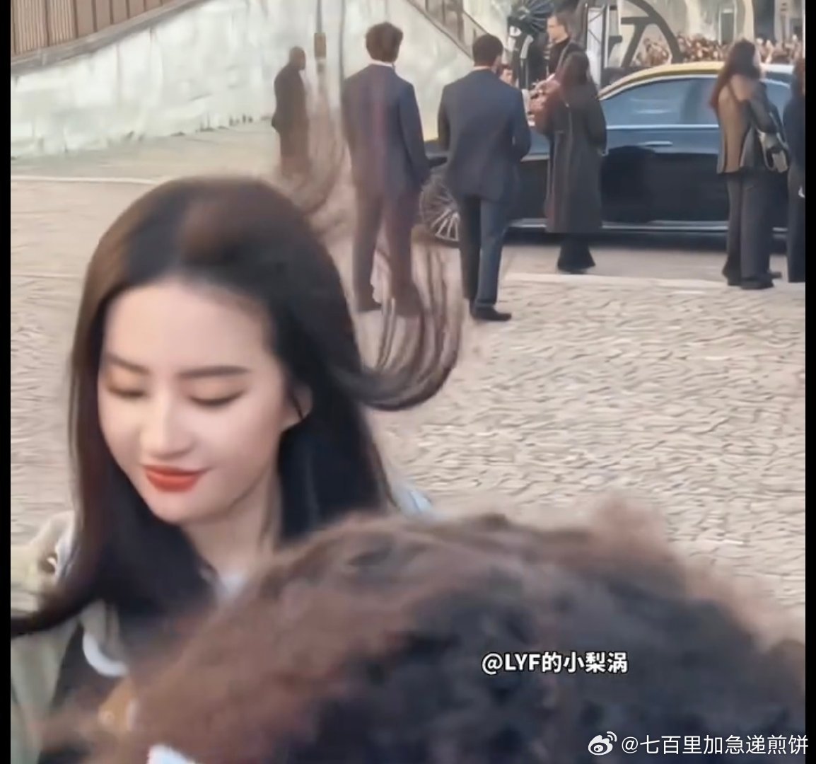 刘亦菲看秀生图，真有种小龙女再现的感觉刘亦菲黑长直看秀​​​