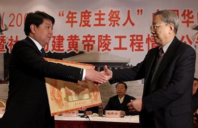 孙殿英掘了满清皇陵后，喜得一子。是西安翻译学院名誉校长，孙先生今年94岁，同时也