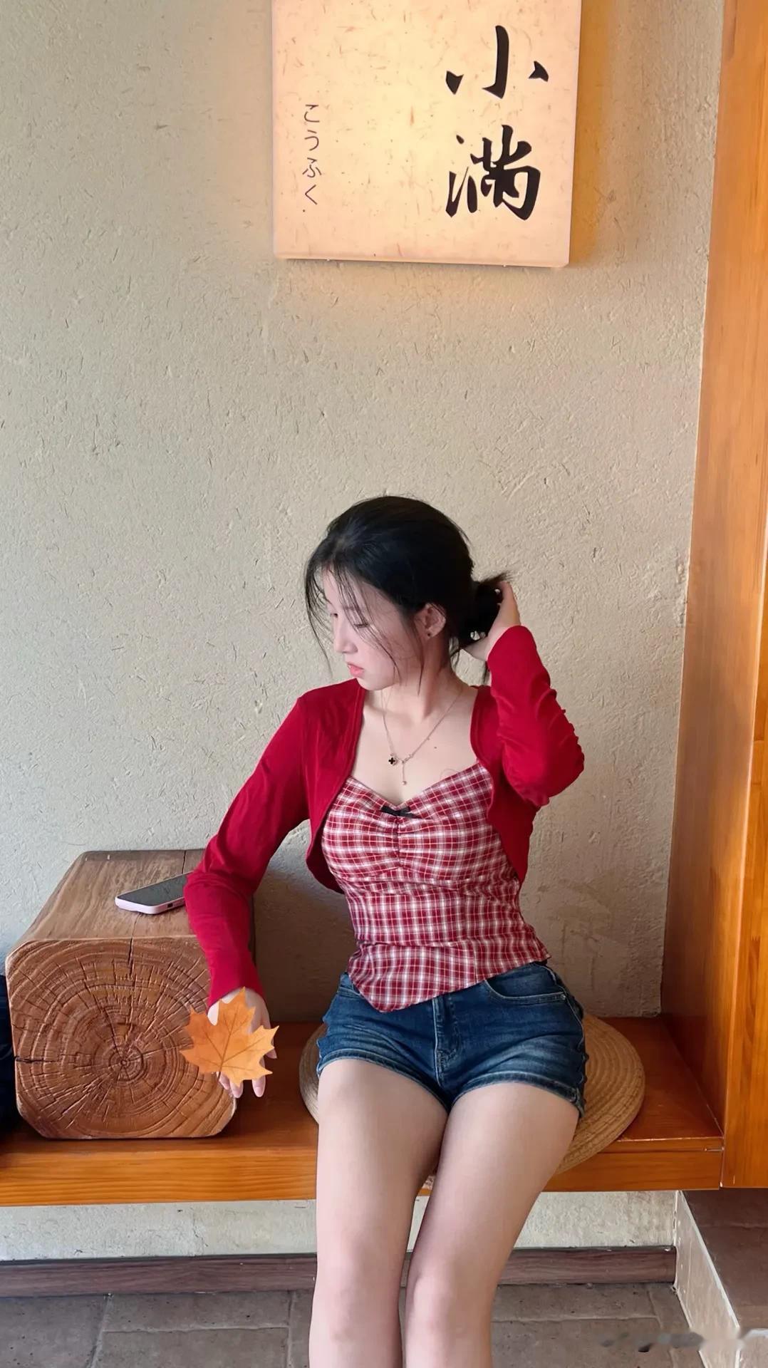 镜头里的少女，是光的追随者指尖轻点快门，定格每一帧美好瞬间生活处处