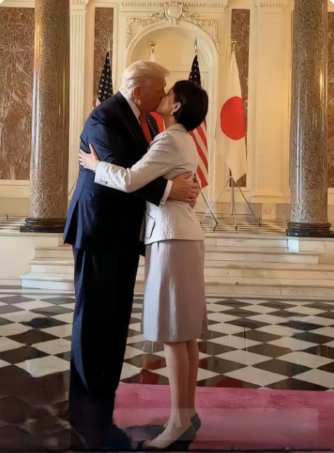 这是什么礼仪？谁懂？似乎他无论到哪，都是焦点，总让人出乎意料。总给人们很