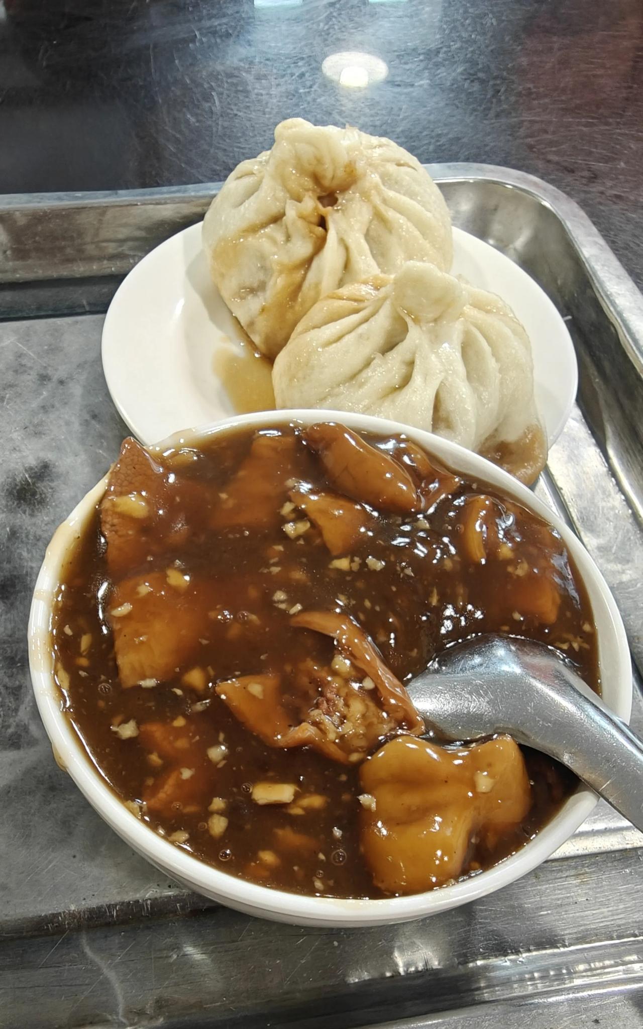 老妈想吃姚记包子，中午在姚记炒肝店，来了碗炒肝和二两包子，然后骑自行车40分钟来