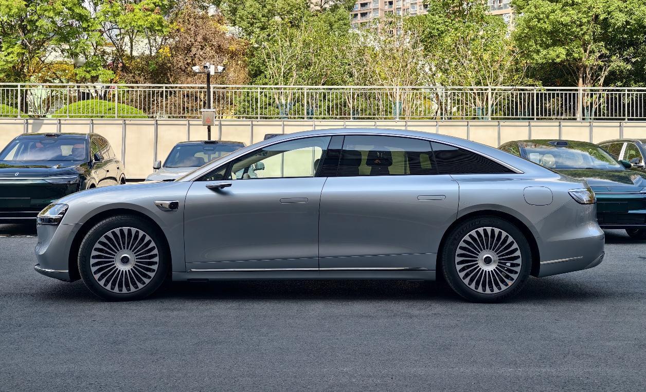 银色就是显高级精致，新款享界S9的银色涂装挺好看的，选这种颜色的车主绝对会是爱干