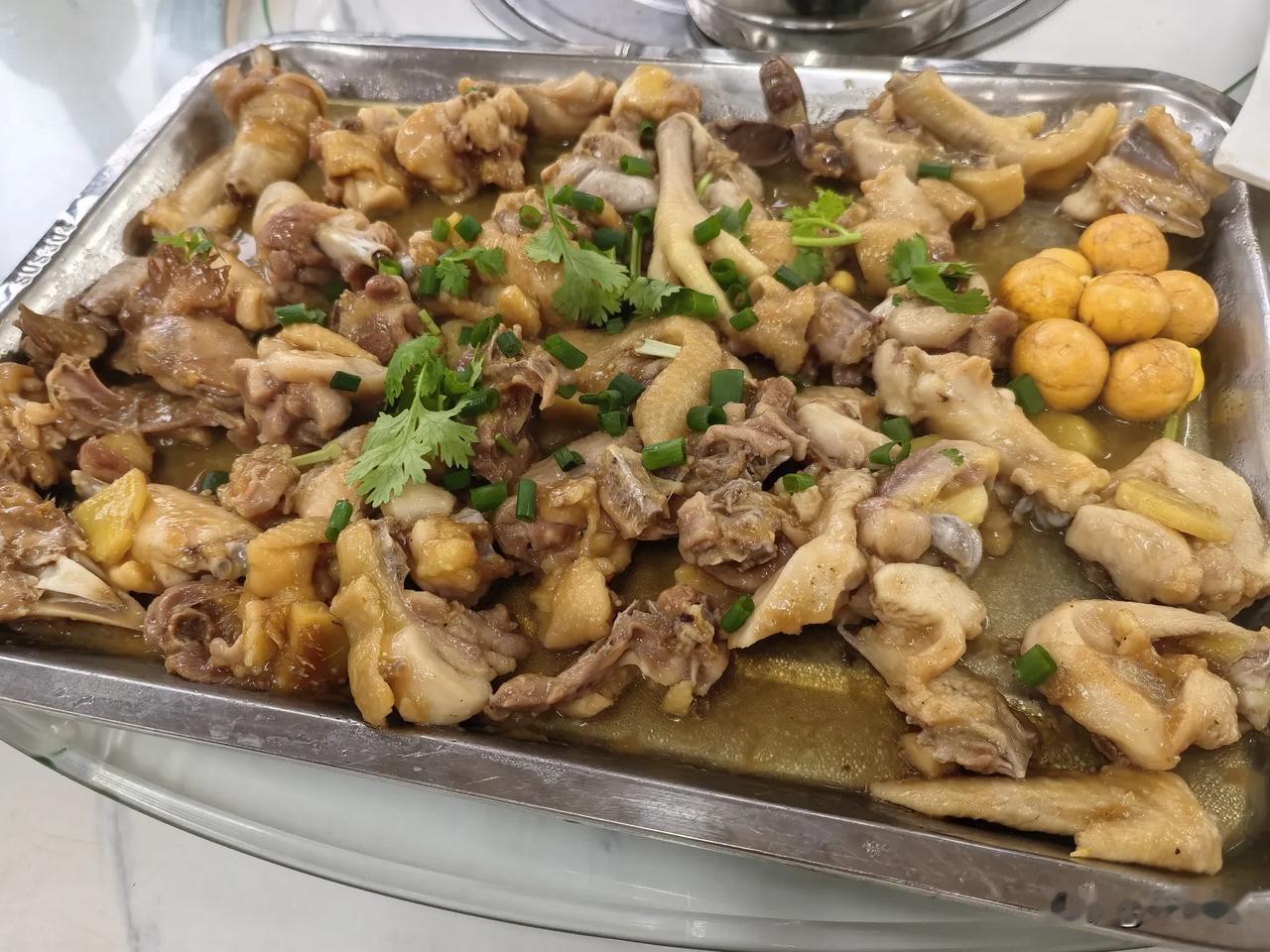 杜阮松园中尾队饭堂，吃一顿地道的农家菜。农家鸡，鸡质好，红枣枸杞子