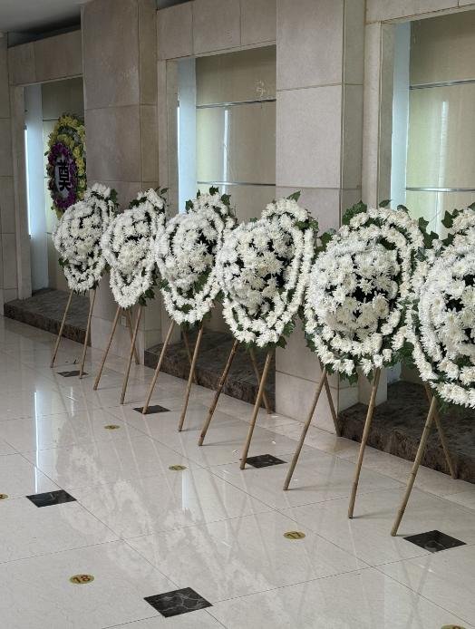 一位火葬场工作人员说：“人死后，一是要火化，二是火化后，不要领骨灰，让火葬场处理