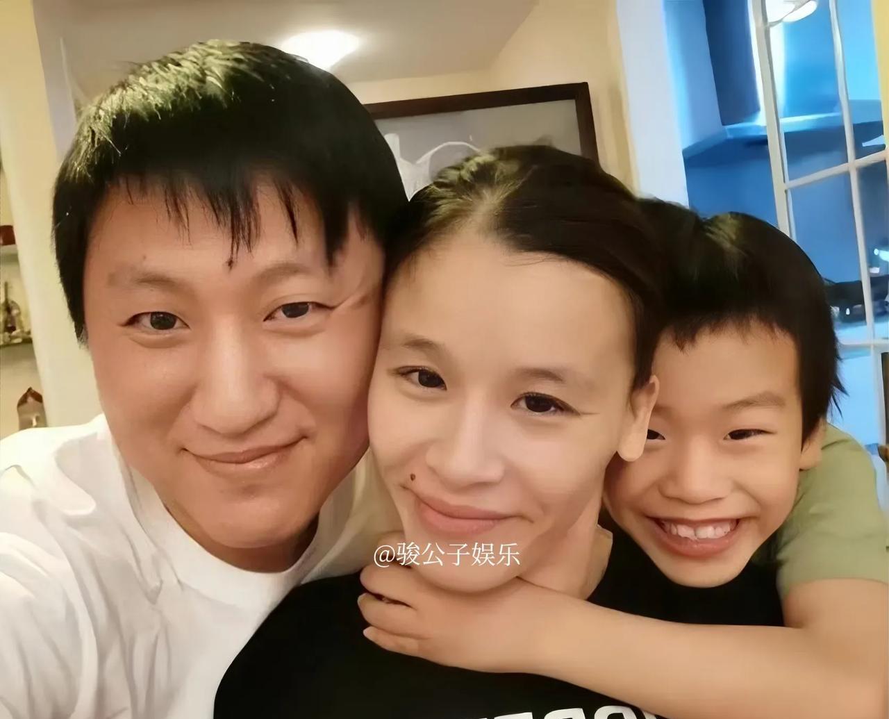 瘫痪27年的桑兰如今44岁，依然保持着白皙的肤色和出众的容貌。她的丈夫和儿子都深