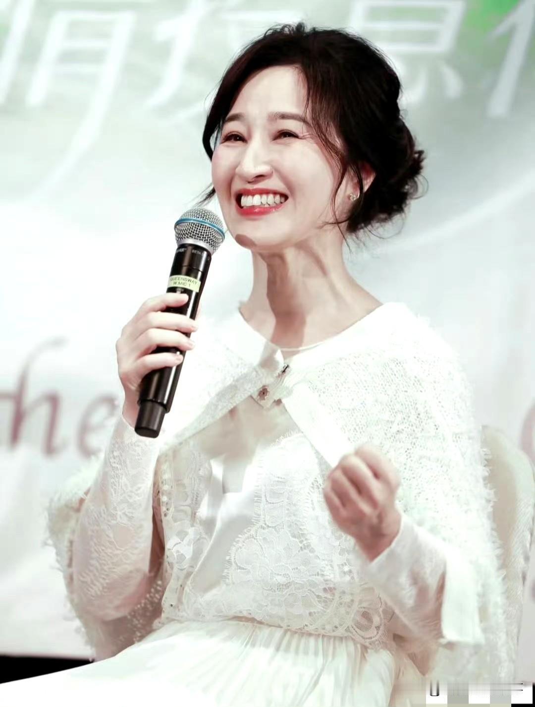 《关咏荷的20年之约：她把“重逢”酿成了温柔的糖》20年前一句轻诺，关咏荷