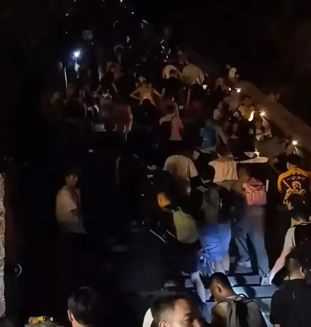 凡是5月2日夜爬泰山的所有游客中，无论是男女还是老人和孩子，这场风雨让他们吃了不
