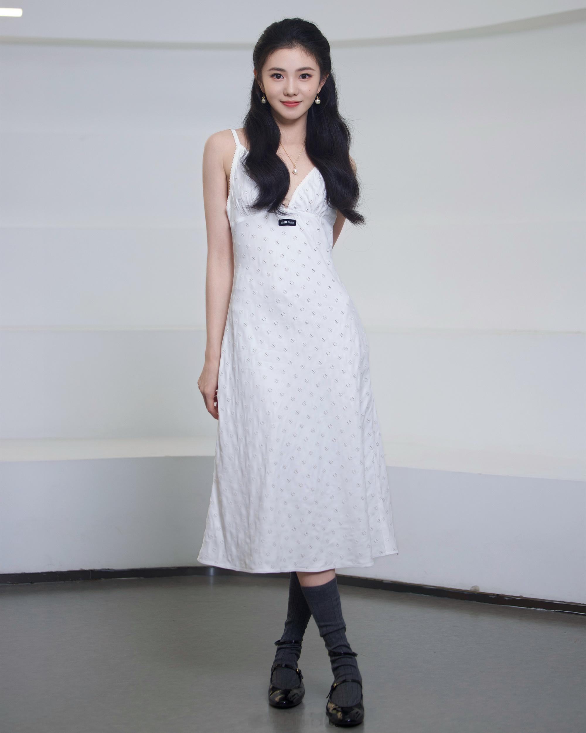 MiuMiu品牌大使刘浩存演绎miumiu2026夏日系列，灵动美丽的小白花～