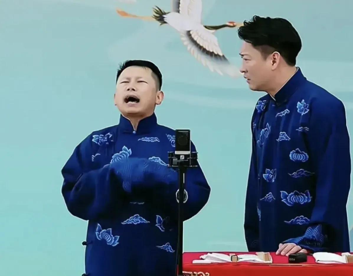 这是啥样的师父？才能教出来这样的徒弟啊。何云伟和曹云金搭档说相声，不知是提前没