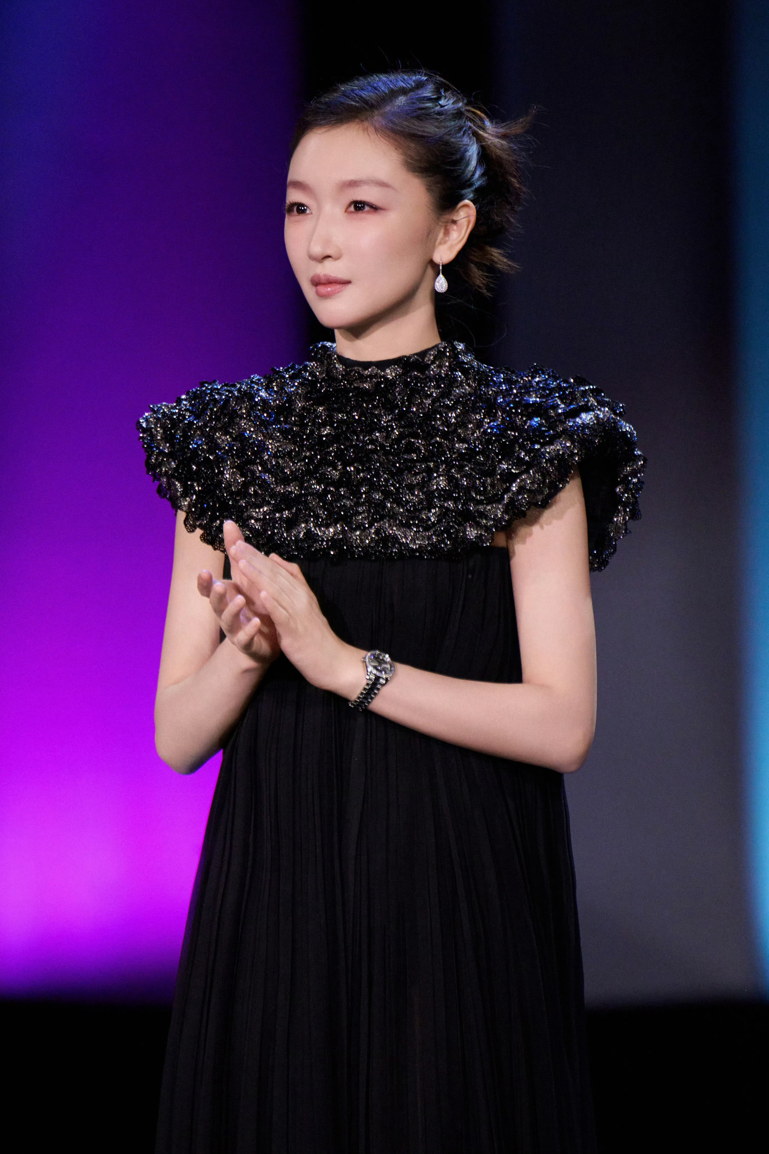 第73届圣塞巴斯蒂安国际电影节于昨天正式开幕，中国女演员周冬雨作为本届电影节主