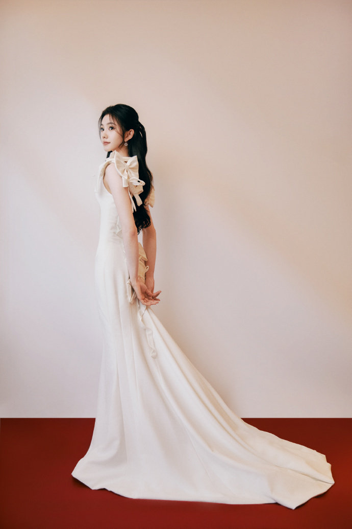 刘浩存白裙半扎发造型刘浩存这组白裙半扎发也太仙了吧！头发蓬松又温柔，头包脸效果