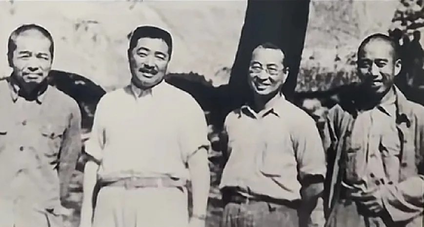 40年代，在陕北靖边县召开的小河村作战会议期间，彭德怀、贺龙、陈赓、王震四位将军