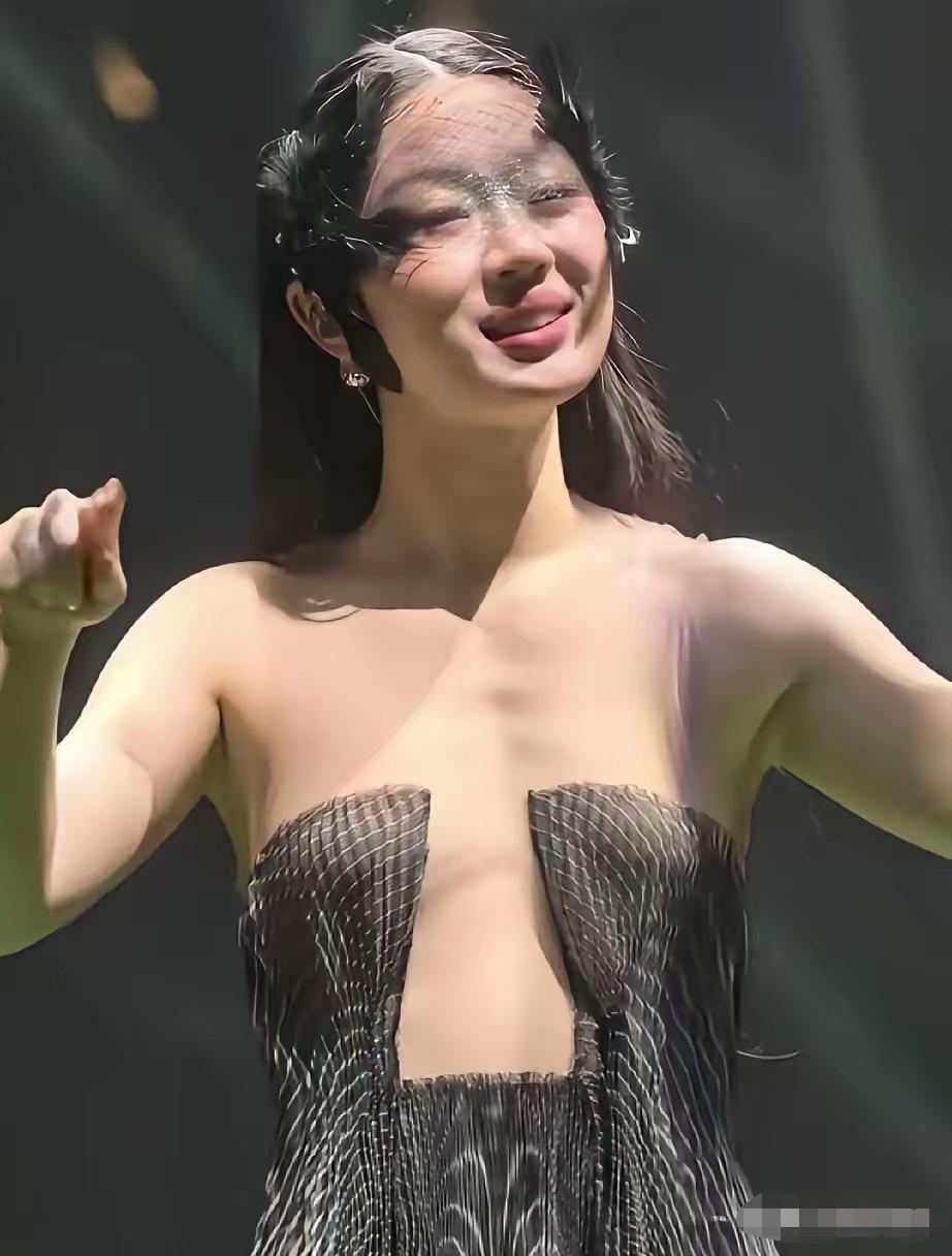 现在的单依纯确实不敢恭维啊！每次开演唱会的舞台造型都越来越露骨，越来越暴露，主打