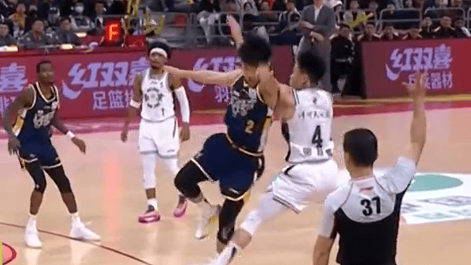 篮协: 广东vs南京比赛中, 邬挺嘉对徐杰的侵人犯规并未违体