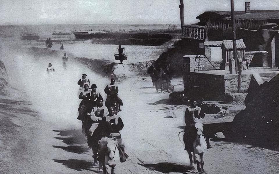 1944年11月，匪首宋殿元带着手下来到一个小村庄，见到有个妇人颇具姿色，命手下
