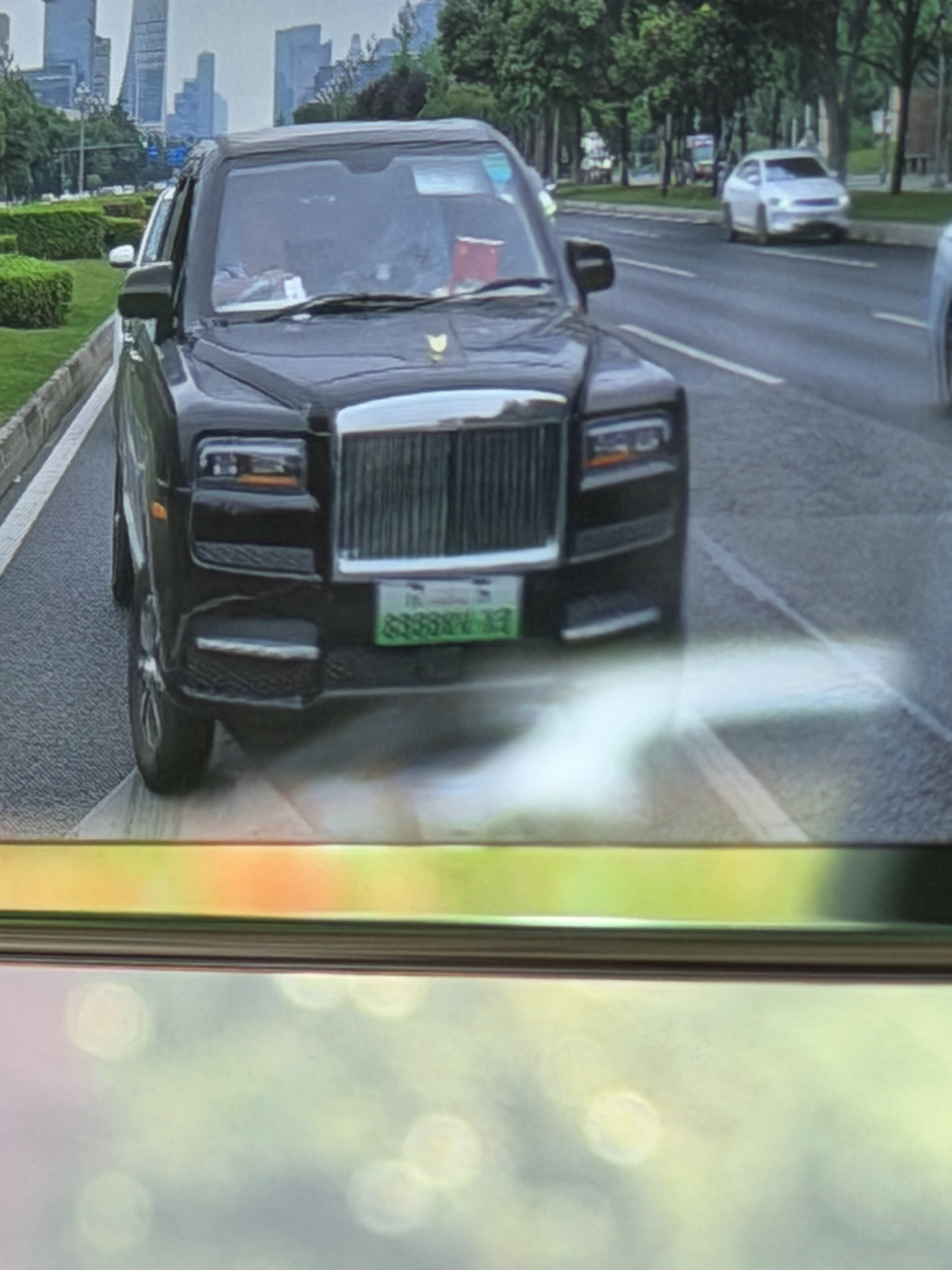 路上看到个怪唬人的车，结果凑近一看是个老头乐