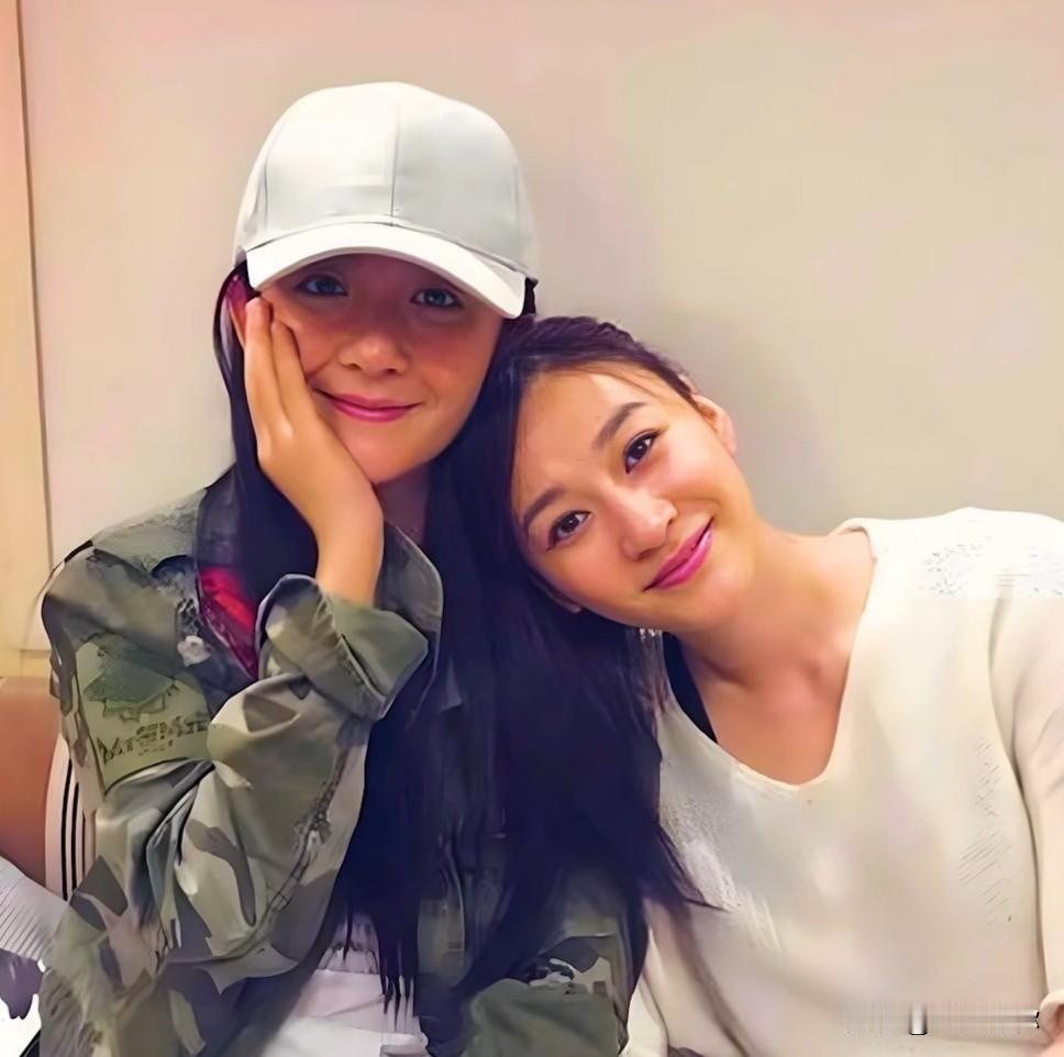 翻看谢娜和李小冉的同框合照，总能明显感觉到谢娜浑身紧绷、神态别扭，全程拘谨又不自