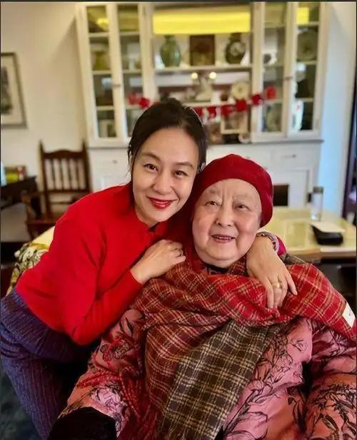 2026年2月5日，60岁的邬君梅在生日专访中透露，相伴近30年的丈夫奥斯卡·克