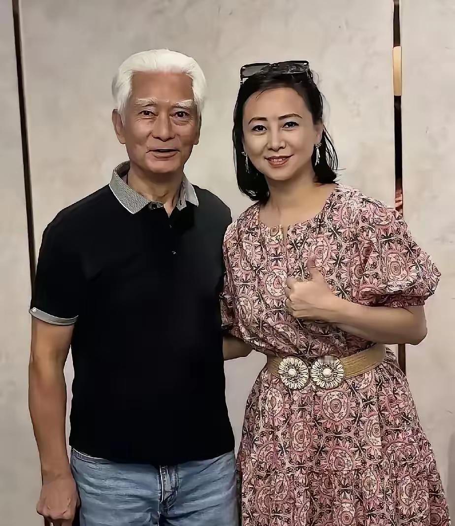 岁月一点也没有眷顾他，与我们普通人一样，在他脸上也留下了无情的岁月痕迹。然而虽