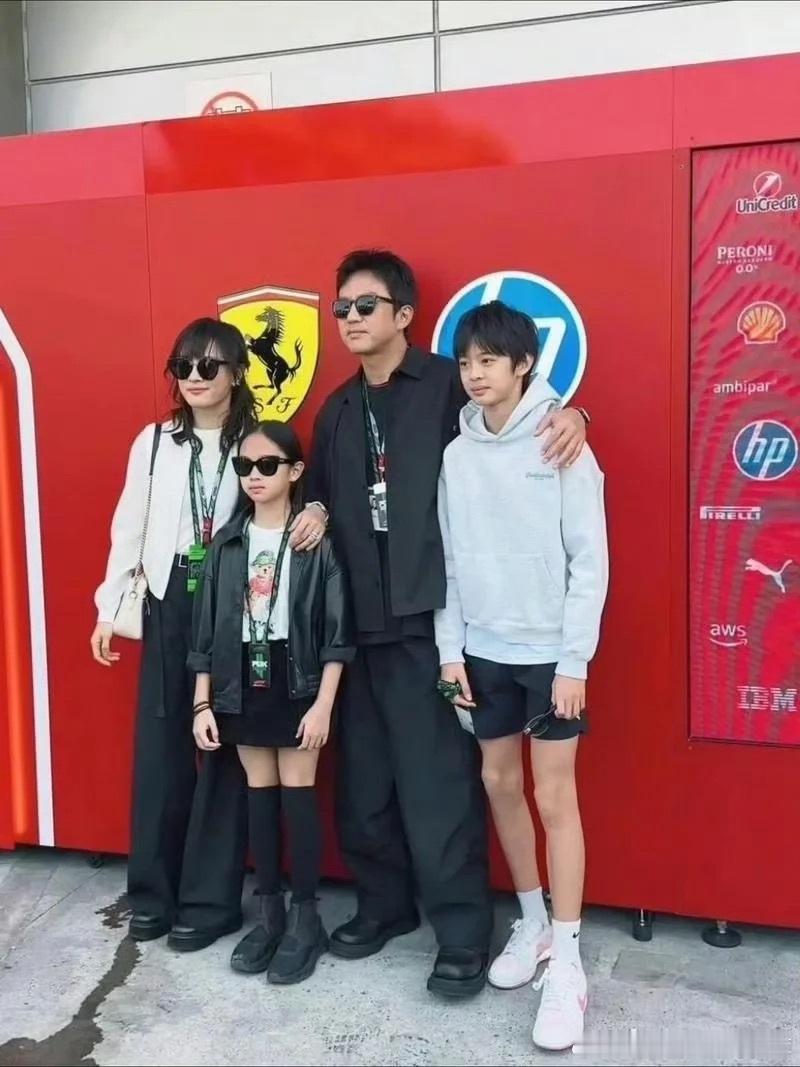 孙俪邓超的13岁儿子好帅呀儿子的脸感觉几乎是复刻娘娘啊，女儿虽然带了墨镜，但也是