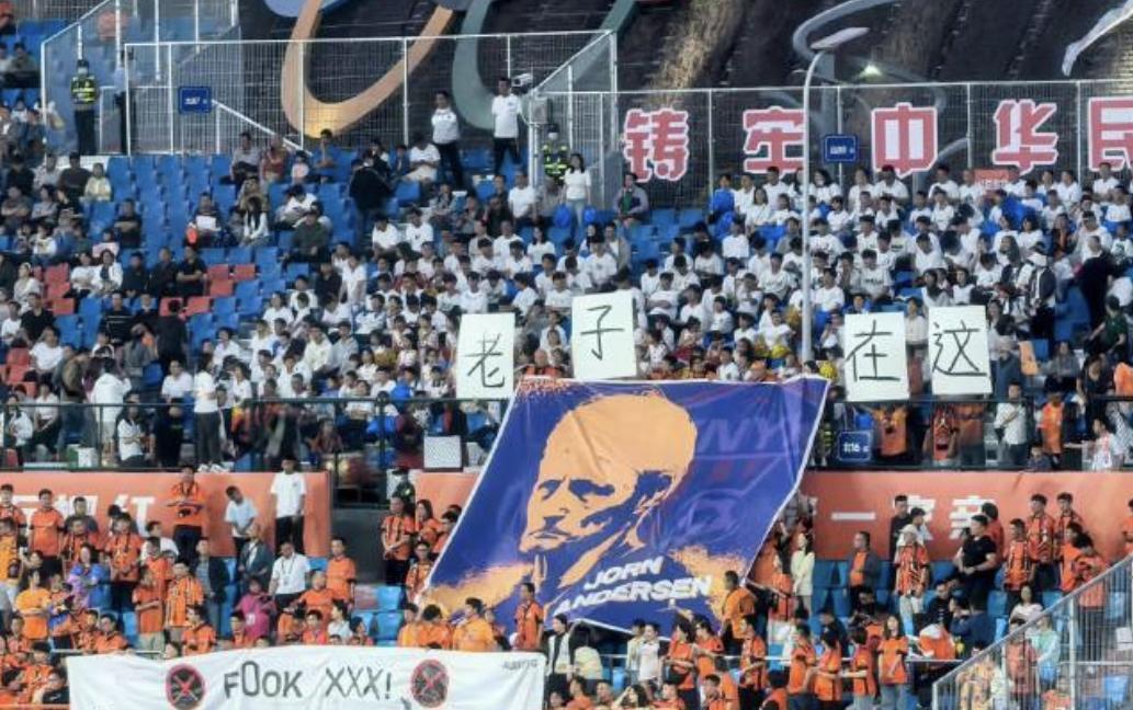 为什么云南玉昆的新滇军球迷组织会受到俱乐部的处罚呢？原因就是这张TIFO。可以看