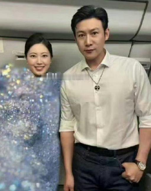不是，空姐与陆毅的合照，空姐这衣服的马赛克是不是太离谱了啊