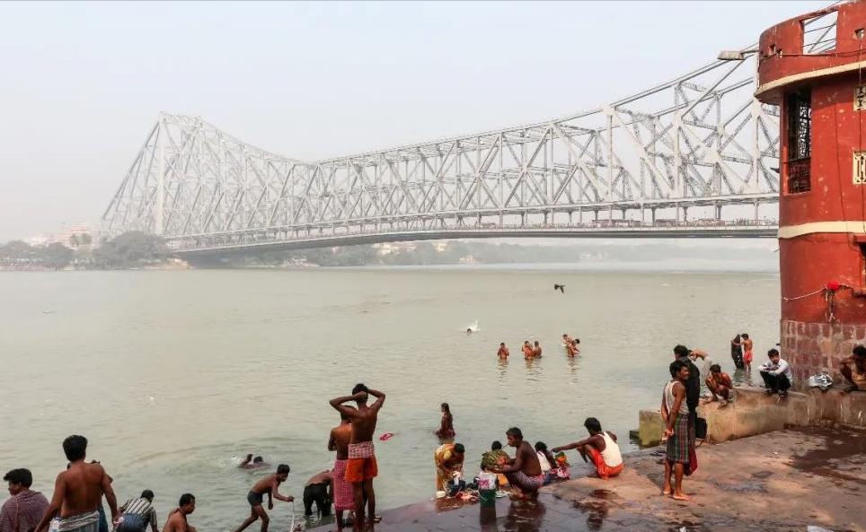 恒河为什么没有航运能力？很简单，被英国给坑了，印度花大价钱清空淤泥，到头来却发现