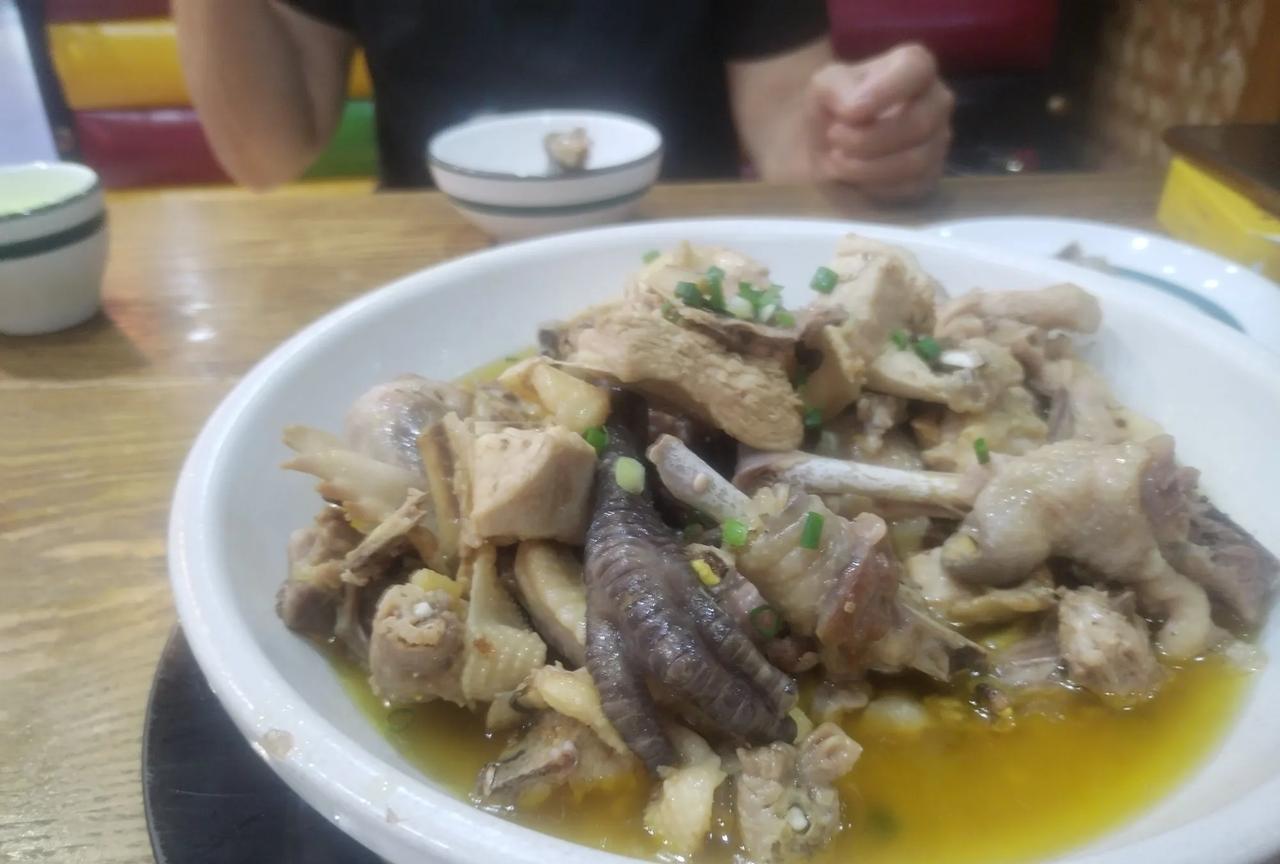 今天中午，我和老婆没在医院食堂吃饭，去对面街上叫“两道菜”的店子里吃的。我们点