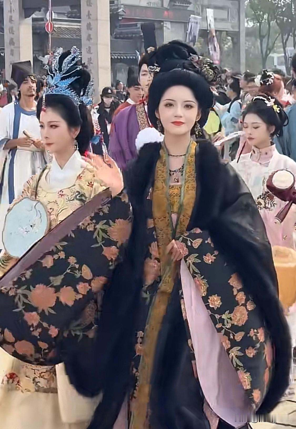 身穿汉服的美女帅哥，这也很好理解，游戏设计里，大多是穿汉服的游戏人物，鲜有穿清朝