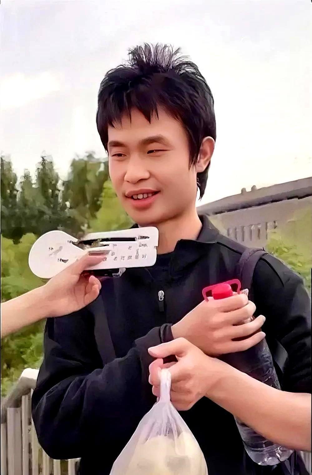 韦东奕真正厉害的地方在哪儿？你发现没，真正厉害的人往往活得特别简单！就比如他