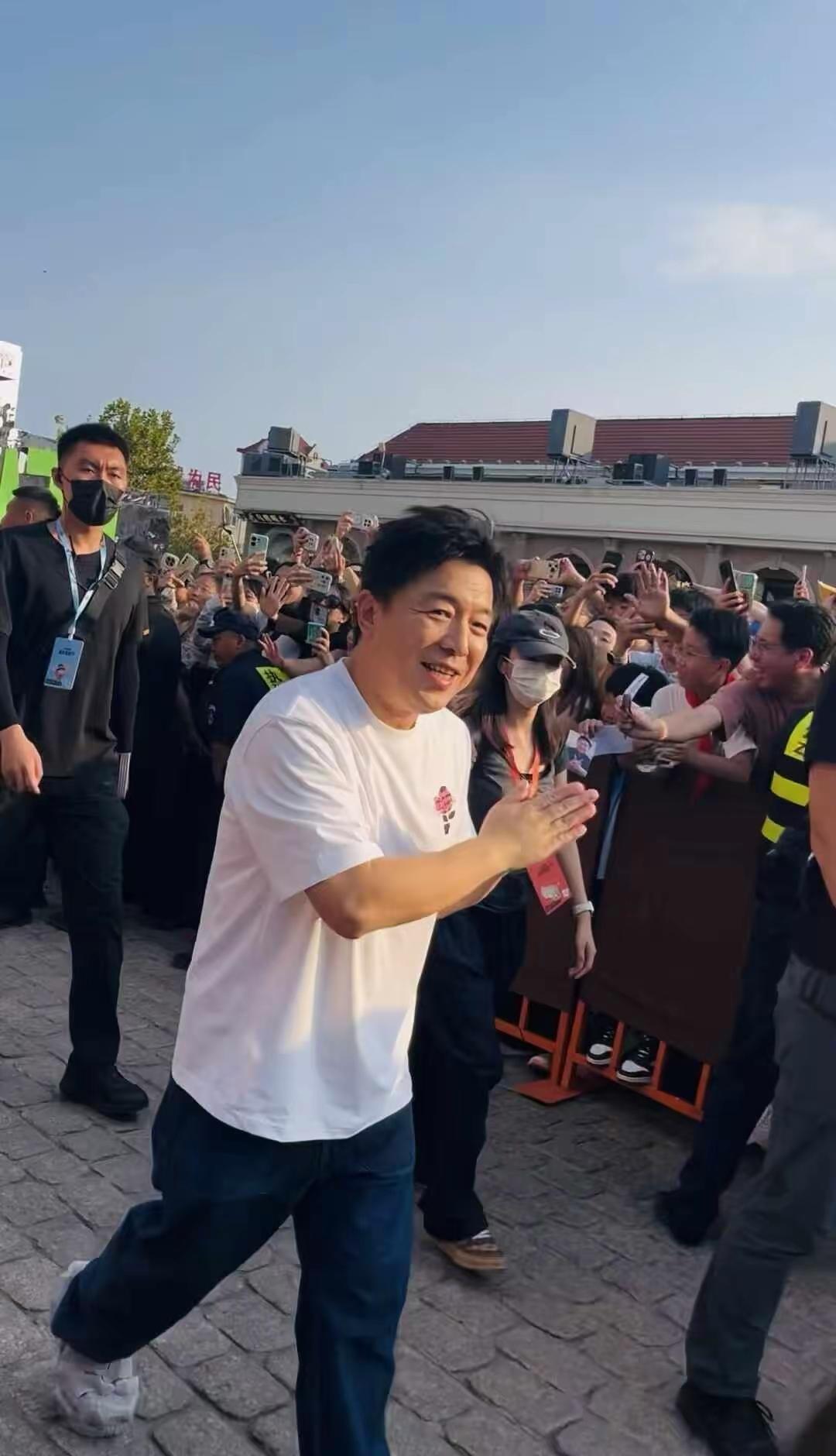 看到黄晓明与黄渤在一起的画面，我还是觉得黄渤真实。论年龄黄渤比黄晓明大三岁，