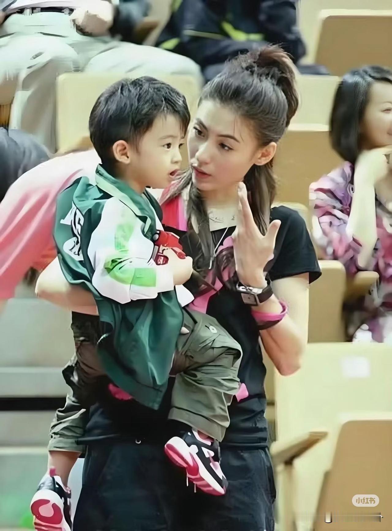 原来张柏芝抱娃也会用肚子顶但是她为啥不会骨盆前倾?一个人带两娃还能这么从从容