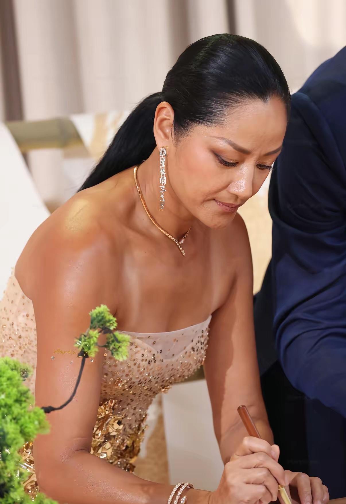 瞿颖这身“黑的黑、白的白”反差感简直绝了！常年定居泰国清迈，她每天坚持打网球、跑