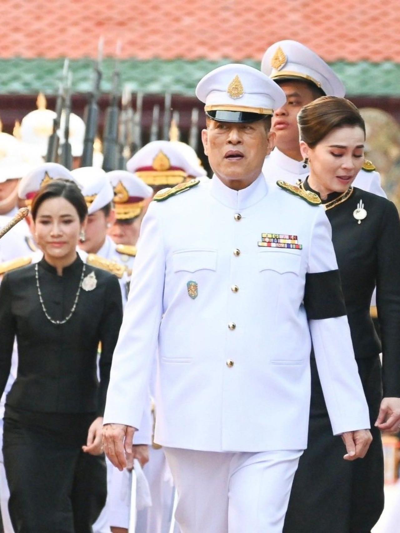 泰王带着一后一妃亮相，苏提达表情管理失败2025年11月6日下午5时27分，国