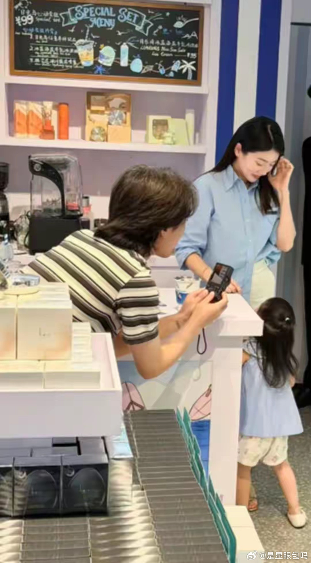 程晓玥二胎产子后露面，带女儿上海逛街被偶遇，小腹平平，气色好！