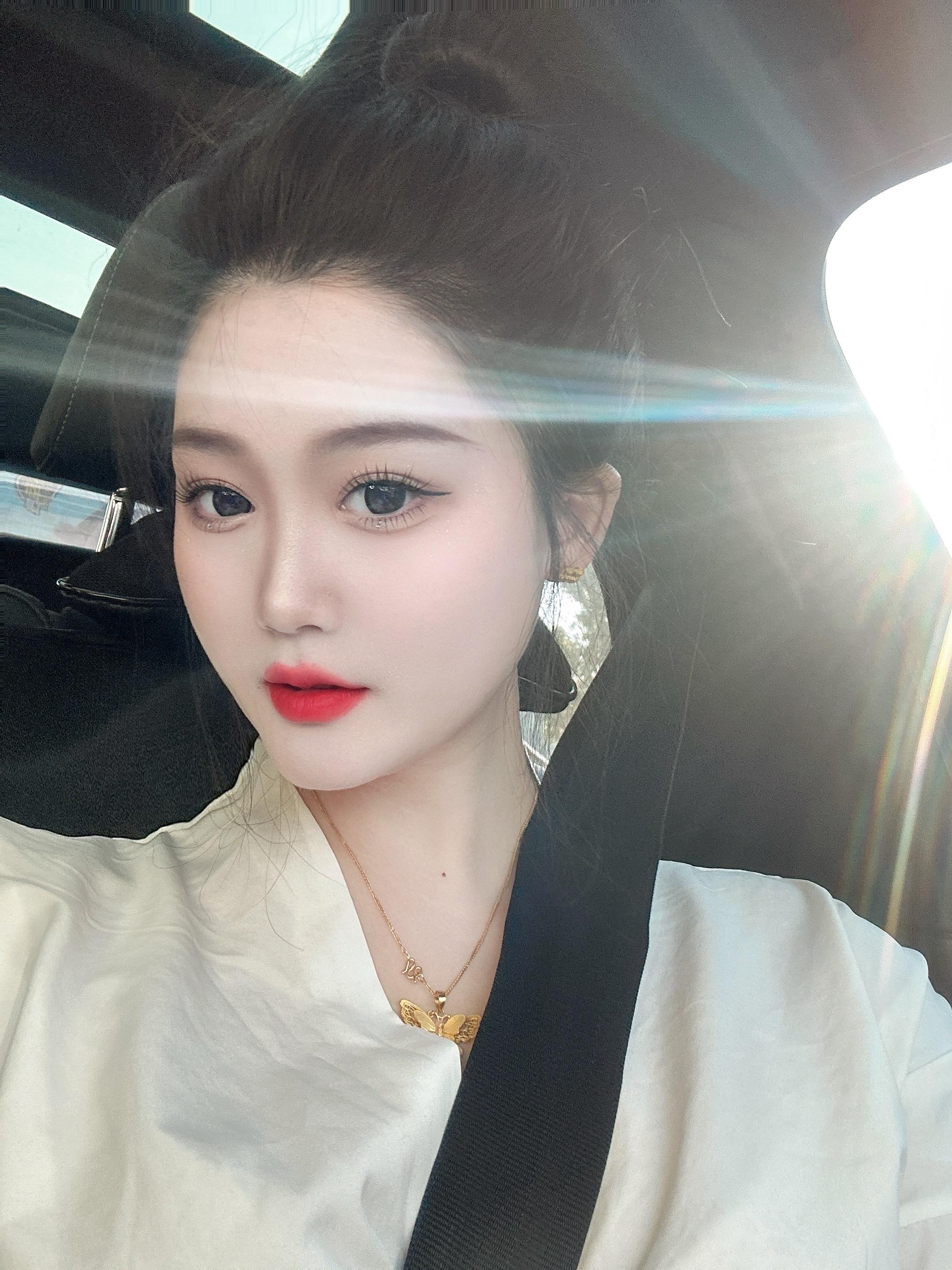 人应该是从喜欢里得到力量和快乐，而不是花光了所有的力量和快乐去喜欢。