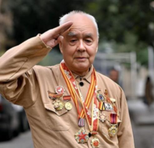 上甘岭一战，16岁的小兵忽然尿急，竟然在迫击炮上撒了一泡尿。没想到，就是这么一泡