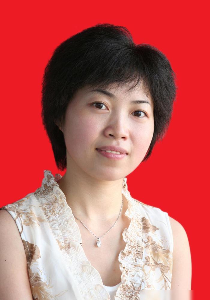 武汉女大学生吴明珠，放弃了城里的工作，趁父母不注意，连夜逃往新疆，父亲称要与她断