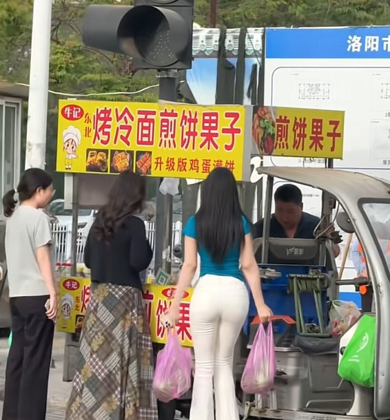 看这客源，这俩煎饼果子应该很不错